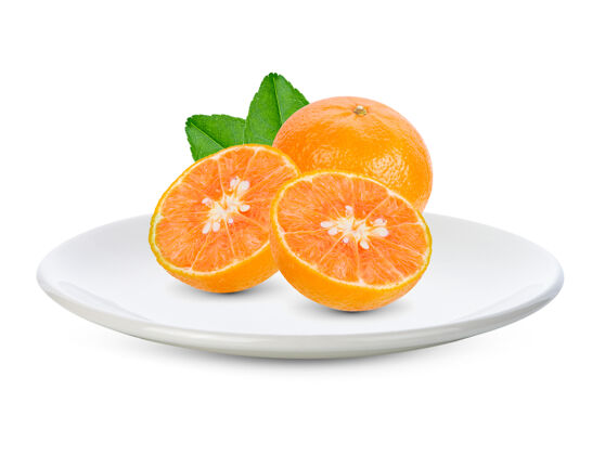 隔离橙色水果隔离在白色盘子隔离多汁橙汁隔离果汁