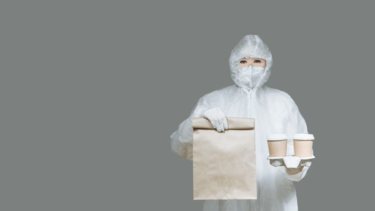 工作女信使送了一包食物和咖啡去检疫处咖啡人工人