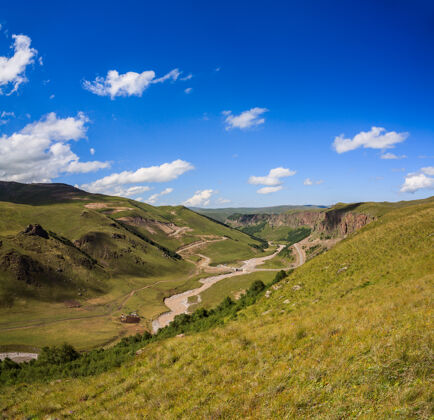 景观俄罗斯北高加索山麓的柏油路自然乡村高加索