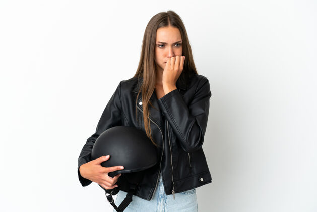 摩托车一个戴着摩托车头盔的女人在孤立的白色背景下有疑问女孩表情头盔