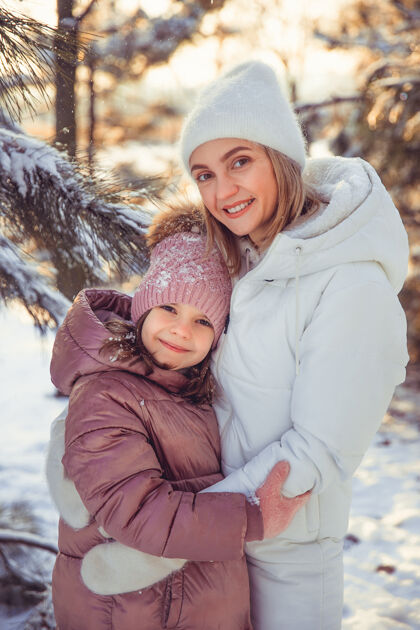寒冷妈妈和女儿在冬季公园玩得很开心孩子童年女人