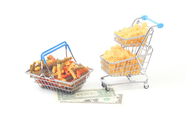 购买不同类型的意大利面食放在菜篮子里 从市场上买来 白色的盘子上放着一美元面粉烹饪中的产品和食物零售美味美元
