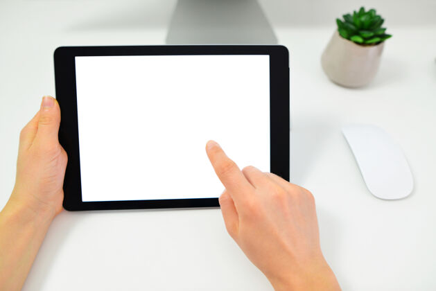 工作场所用黑色空白平板拍摄人手特写屏幕女人将数字平板电脑保持在水平位置屏幕平板电脑女人