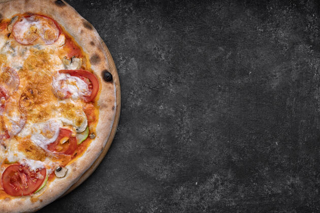 意大利一张深色的桌子上 有蔬菜 蘑菇和奶酪的比萨饼美国小吃地壳