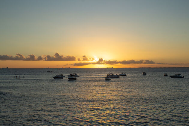 天空日落的景色 船和船的背景光地平线景观