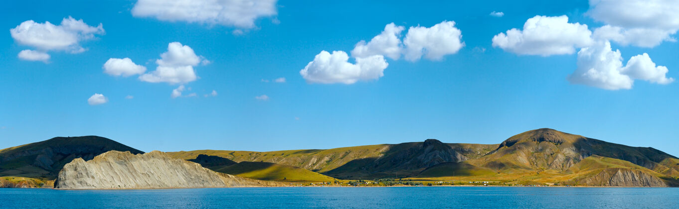 风景科克泰贝尔镇周围的景色和变色龙角从一艘远足船的侧面闪烁和平水面