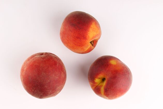 一半白色表面上有几个桃子生的桃油桃