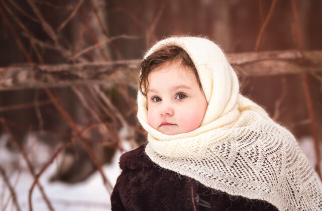 天气小女孩走进大自然冬天冬天衣服女孩肖像小