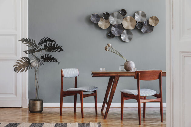 灰色墙时尚现代的餐厅室内设计与共享桌木椅的魅力装饰和优雅的配件公寓优雅时尚