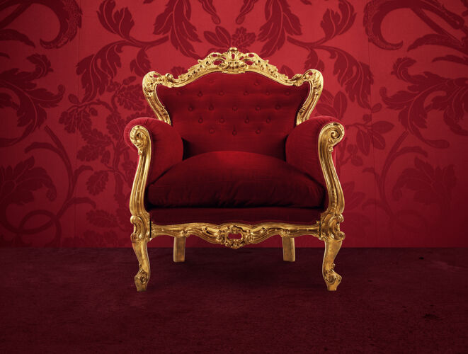 古董红色和金色豪华扶手椅进入一个老房间椅子沙发舒适