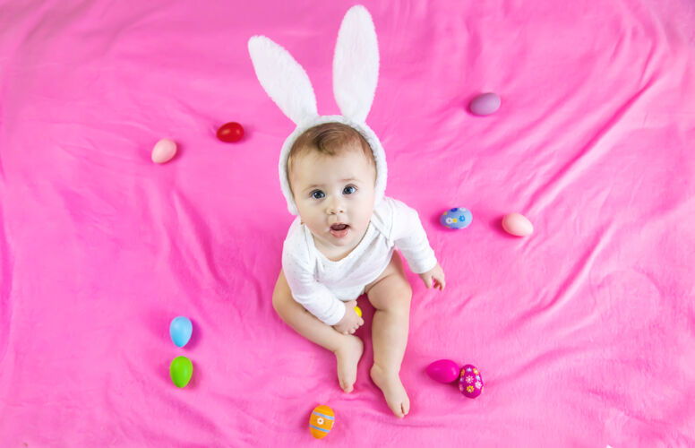 年轻穿得像兔子的宝宝 带着复活节彩蛋过复活节小有趣有趣