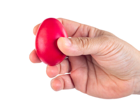 传统红色的复活节彩蛋在女人的手上孤立在白色的绘画鸡手指