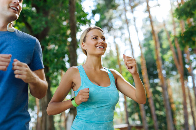 环境有氧运动快乐积极的人在户外跑步时心情愉快快乐女人运动