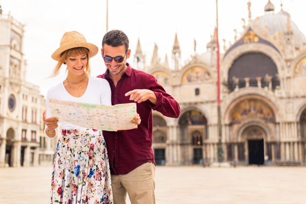 情人年轻夫妇在威尼斯游玩-游客在意大利旅游和观光威尼斯最相关的地标-关于生活方式 旅游 旅游的概念美丽威尼斯情侣