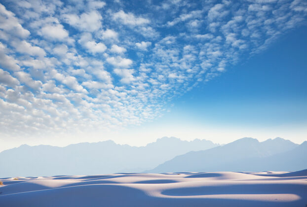 沙地不寻常的白色沙丘在白沙国家纪念碑 新墨西哥州 美国沙漠曲线明亮