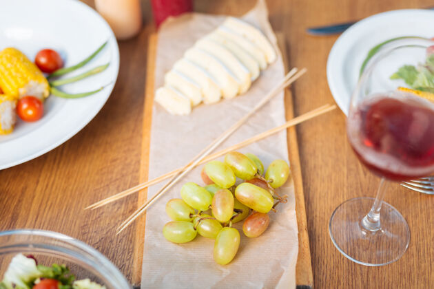 再融资美味的水果葡萄被端上餐桌靠近一杯葡萄酒的俯视图日期美味休闲