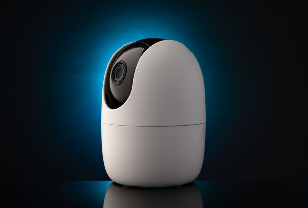 监控便携式安全摄像头在霓虹灯下对着黑暗的表面远程视频安全