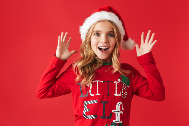 冬天快乐的小女孩穿着圣诞服装孤零零地站着 庆祝季节表情圣诞老人