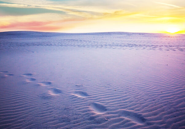阴影不寻常的白色沙丘在白沙国家纪念碑 新墨西哥州 美国荒野波纹美丽