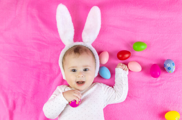 鸡蛋穿得像兔子的宝宝 带着复活节彩蛋过复活节童年有趣微笑