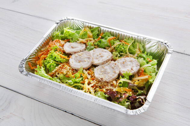 蔬菜餐厅送餐用锡箔盒带走食物白木兔肉蔬菜沙拉餐厅切片早餐