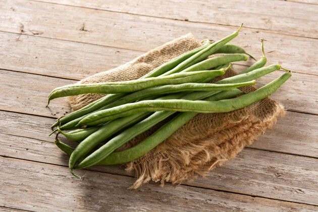 健康有机绿豆放在质朴的木桌上有机蔬菜超市