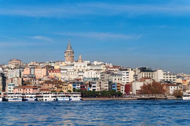 建筑在蔚蓝的秋日天空下 加拉塔上的风景尽收眼底历史土耳其水