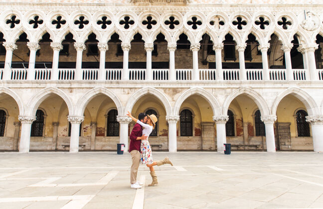 威尼斯年轻夫妇在威尼斯游玩-游客在意大利旅游和观光威尼斯最相关的地标-关于生活方式 旅游 旅游的概念情侣运河威尼斯