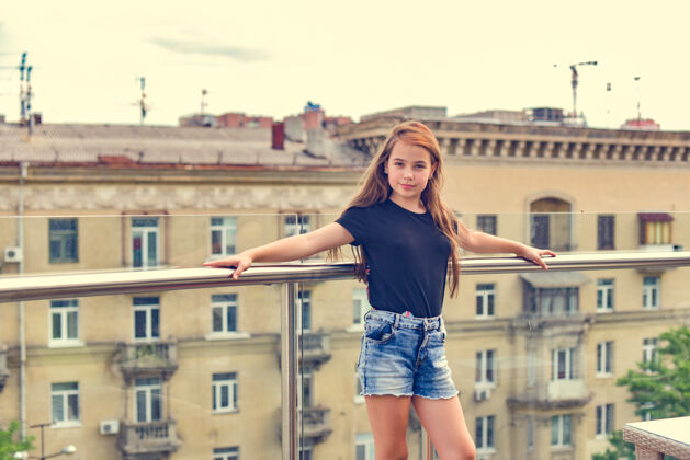 青少年年轻的黑发少女模特摆姿势一个孩子在床上city.girl10岁青少年城市城镇