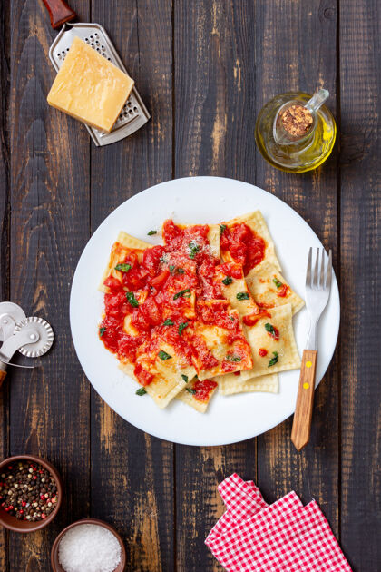 馅饼馄饨配番茄酱 菠菜和帕尔玛干酪健康饮食素食意大利料理厨房西红柿小麦