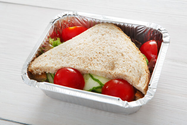 面包健康午餐和饮食理念外卖食物白木全麦面包 黄瓜和西红柿三明治营养有机晚餐