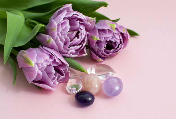 花一束美丽的紫丁香郁金香盛开着紫水晶 玫瑰石英和水晶的天然宝石假日信花