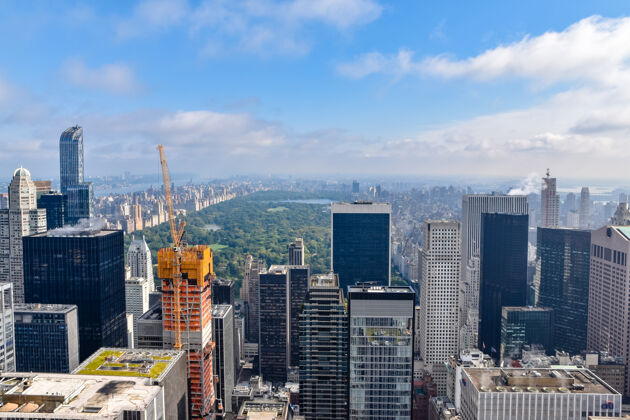 大道纽约鸟瞰图 背景为摩天大楼 在建建筑物和中央公园阳光明媚 云彩缭绕旅游和建筑概念美国纽约河流公寓美国