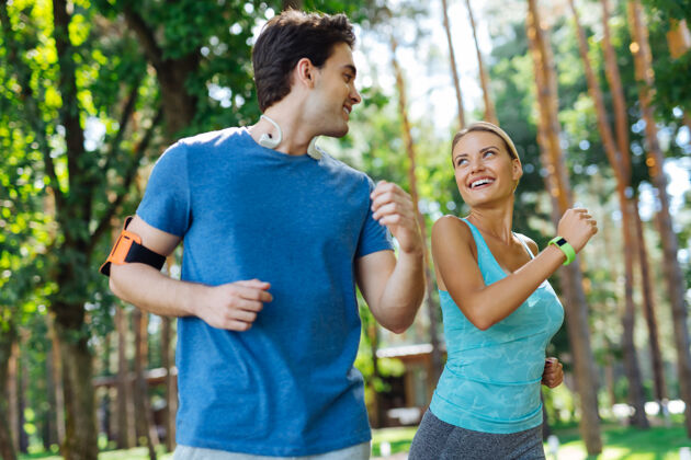 朋友运动就是生命快乐的运动的人们在公园里一起奔跑时互相微笑慢跑运动员健康