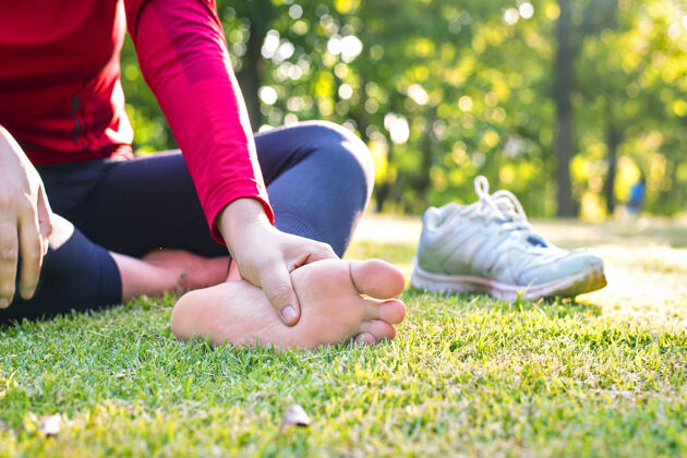 受伤亚洲年轻运动女性在户外运动 过度训练或跑步时肌肉和关节疼痛以及运动不公平观念的特写耐力健身锻炼