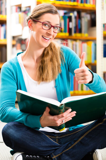 家庭作业学生-年轻女子或女孩坐在图书馆看书学习知识休闲女性