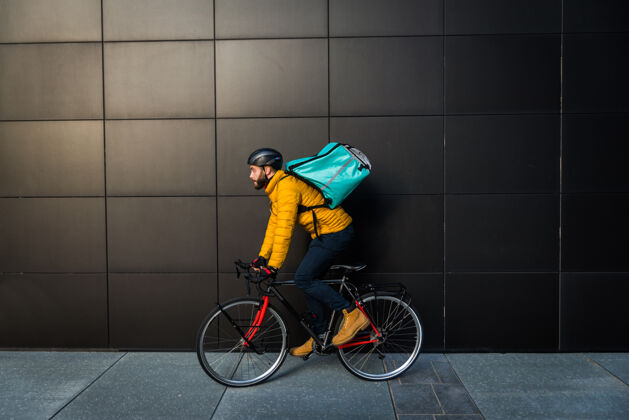 盒子送菜服务 骑手用自行车送菜给客户-关于交通 送菜和技术的概念订单公司成人