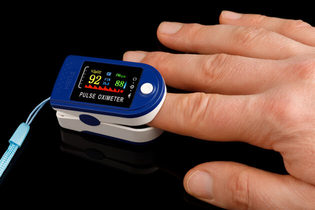 传感器脉搏血氧仪是测量手指血液中氧气含量的装置氧气心跳医学