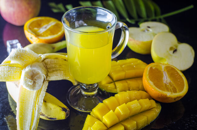柑橘多种维生素和多种水果果汁在一个中等品种的水果杯上桌上水果季节桌子