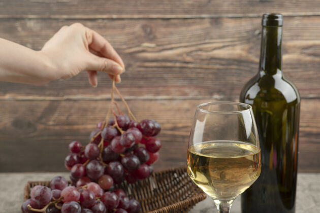 水果女的手从小门篮子里拿红葡萄葡萄酒酒庄成熟