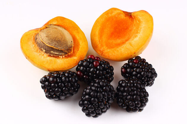 黑莓一些黑莓和杏子在白色的表面水果新鲜培育