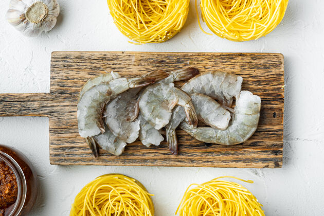 海鲜香蒜虾意大利面配料集 白色石材表面 俯视平面铺设意大利面烹饪帕尔马干酪