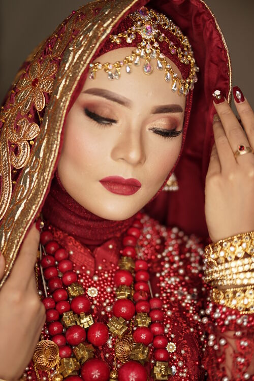 宗教美丽的新娘穿着红色和金色的裙子传统庆祝黄金
