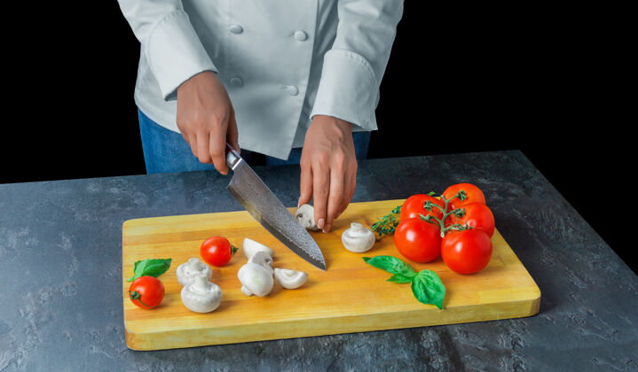 人专业厨师用尖刀从大马士革切蔬菜钢.混合媒体配料创意日本