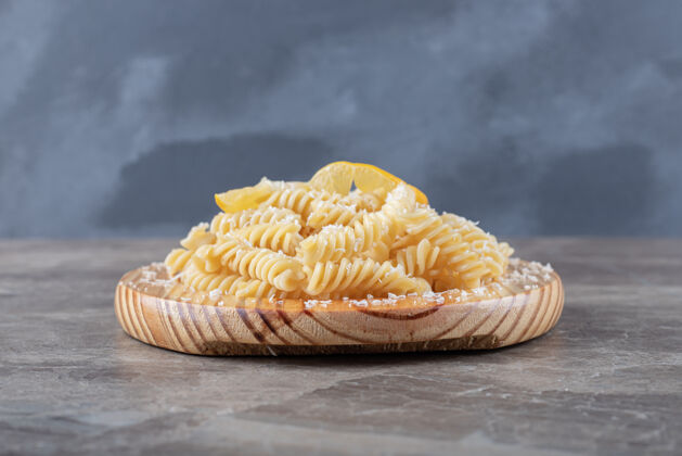 碳水化合物美味的意大利面 柠檬片放在木板上 大理石表面蛋白质料理美味