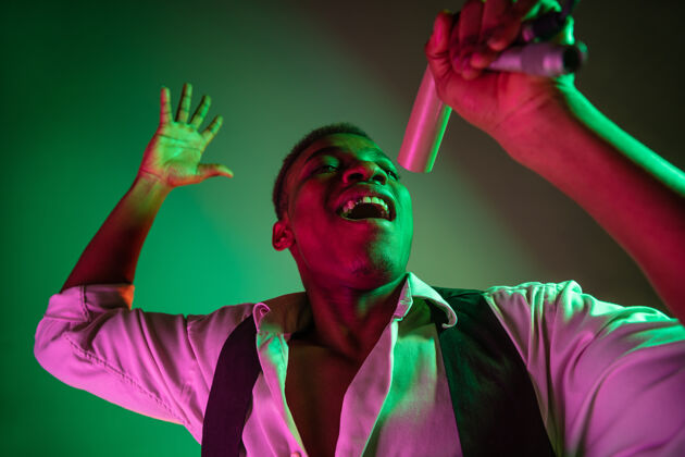 艺术家非洲裔美国英俊的爵士音乐家在唱歌欣赏酒廊吹