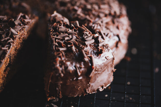 霜特写镜头美味的巧克力蛋糕与巧克力块烤板软糖块甘纳切