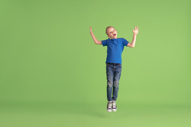 童年快乐的男孩在绿色的画室墙上玩得开心年轻喜悦多彩