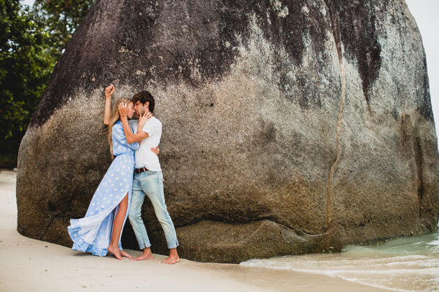 爱情年轻时尚的时髦情侣在热带海滩上恋爱度假家庭一起女人