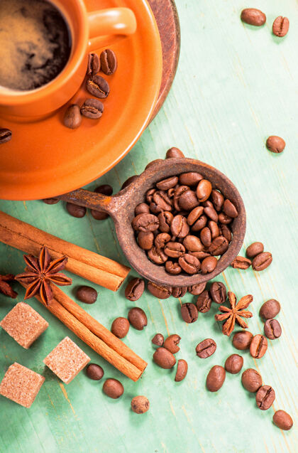 木头一杯热咖啡 牛奶泡沫 肉桂 八角茴香和咖啡豆放在木桌上食物卡布奇诺放松
